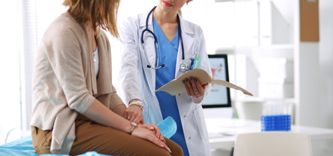 Eine Ärztin berät eine Patientin