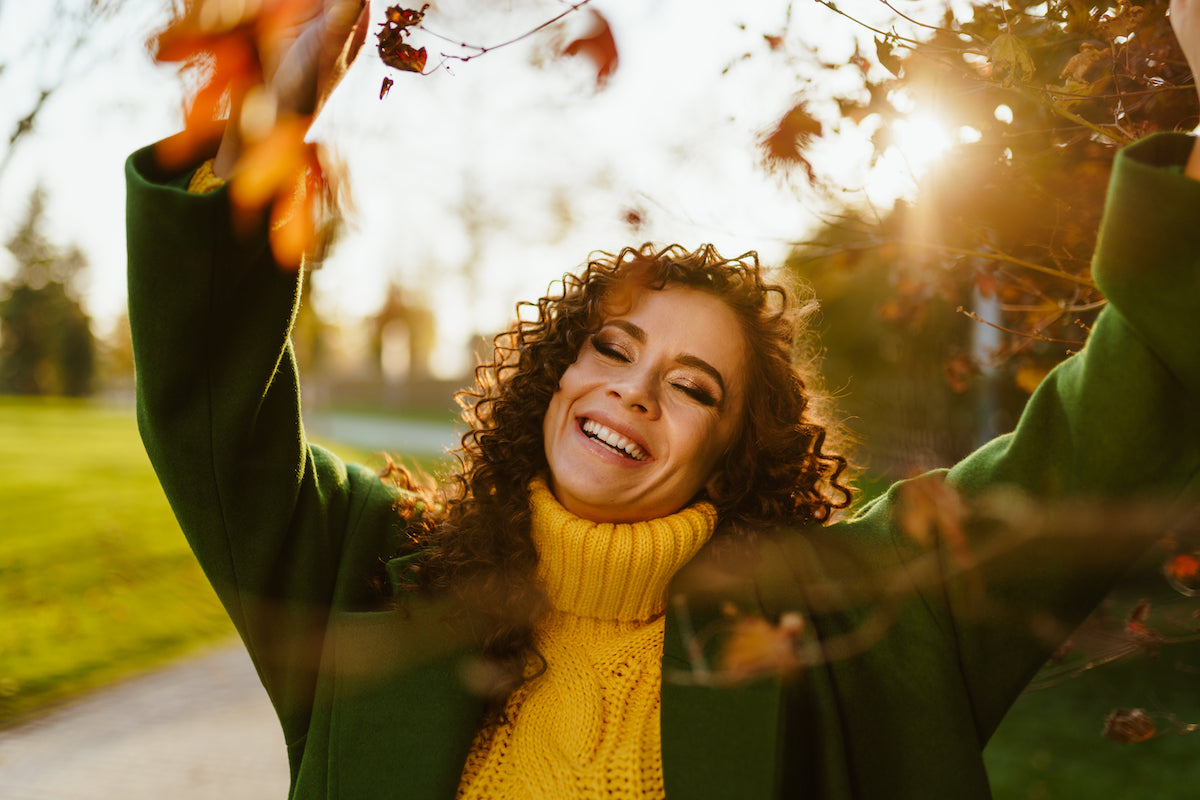 Frau lacht in der Herbstsonne
