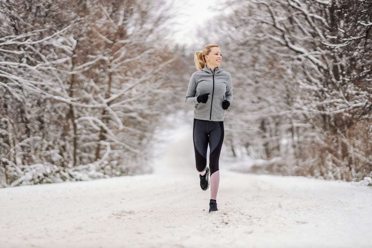 Frau joggt im Winter