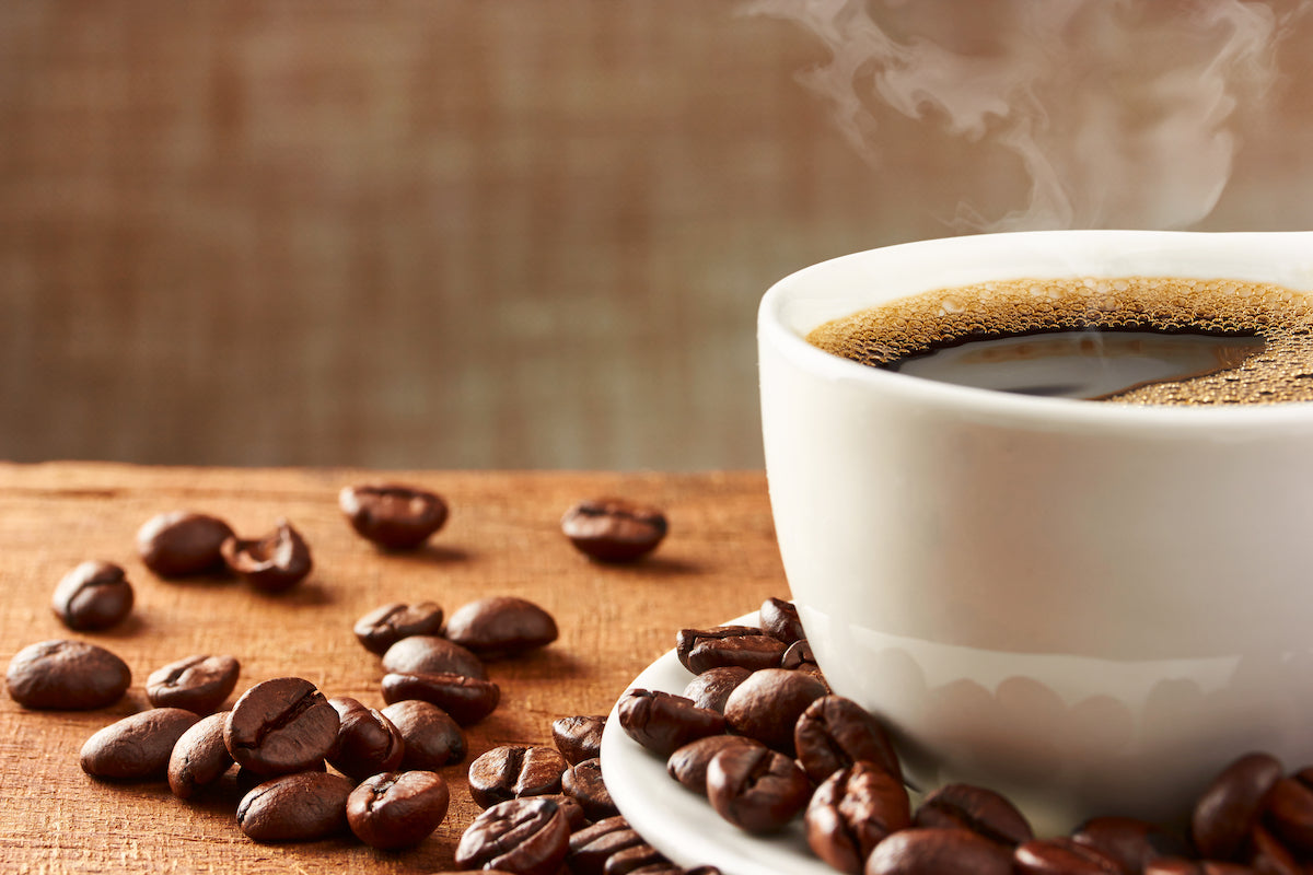 Tasse Kaffee und Kaffeebohnen