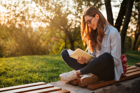 Herbstblues: Frau liest in der Herbstsonnne ein Buch