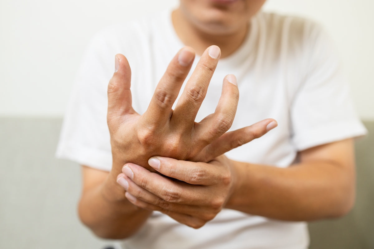 Person schaut sich ihre Hand an
