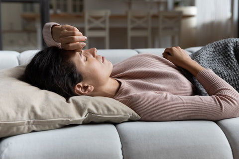 Eine Frau ruht sich auf der Couch aus