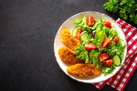 Salat mit paniertem Fisch