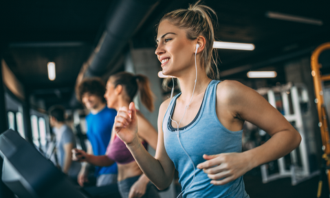 PSM prämenstruelles Syndrom: Frau macht Sport auf einem Laufband