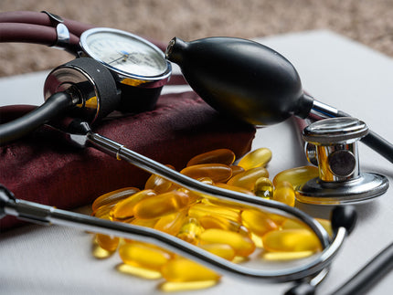 Omega-3-Erfahrung: Omega-3-Kapseln und ein Stethoskop