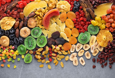 Gesunde Snacks für abends: Verschiedene bunte Trockenfrüchte gemischt