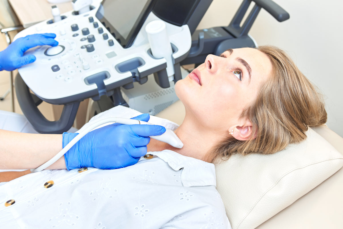 Schilddrüse einer Frau wird mittels Ultraschall untersucht