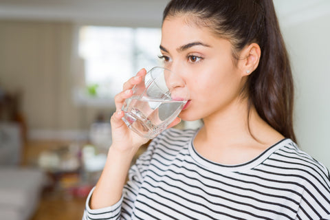 Immunabwehr: Frau trinkt ein Glas Wasser