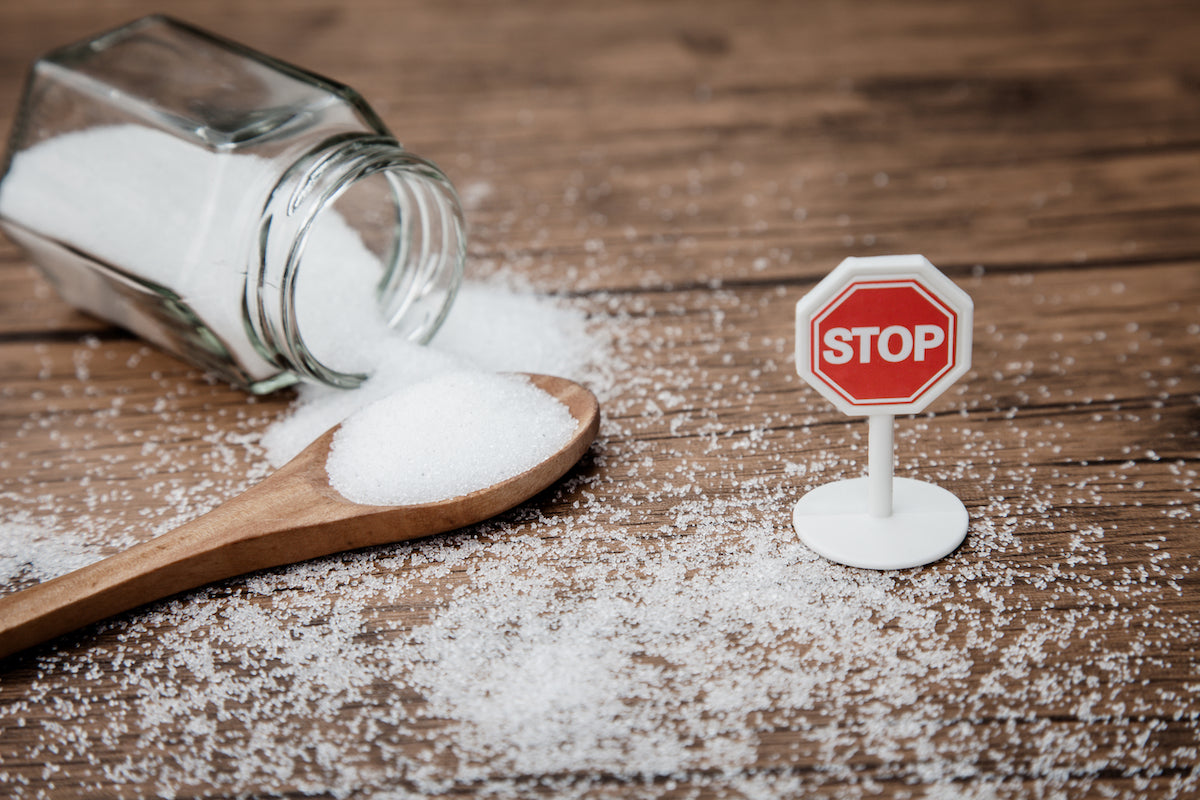 Eine ausgelaufene Zuckerdose und ein Stopschild daneben