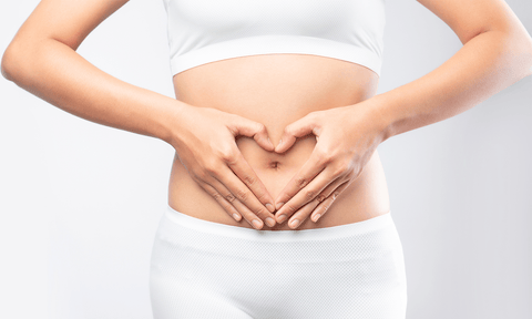 Immunabwehr: Frau formt mit ihren Händen ein Herz vor ihrem Bauch
