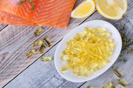 Omega-3-Erfahrung: Omega-3-Kapseln und daneben ein Stück Lachs