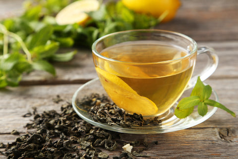 Die richtige Ernährung bei Arthrose: Eine Tasse mit grünem Tee