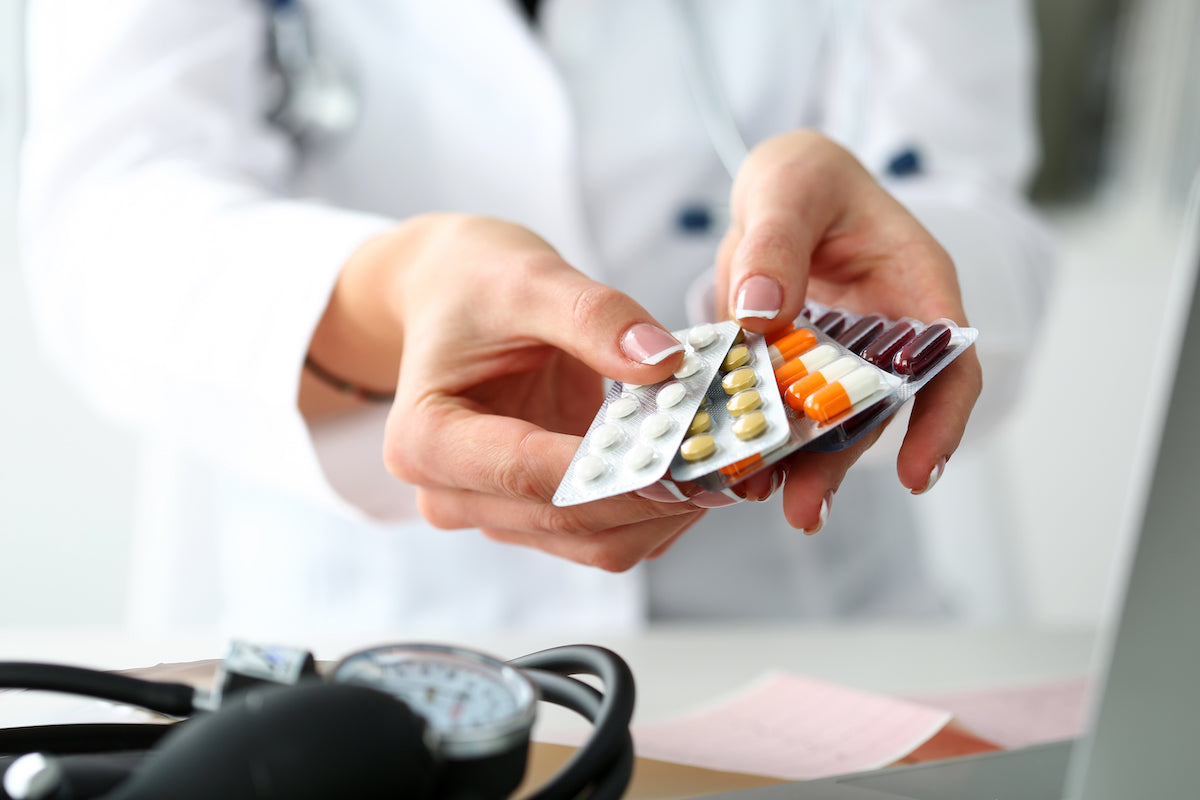 Hände halten Blister mit Tabletten