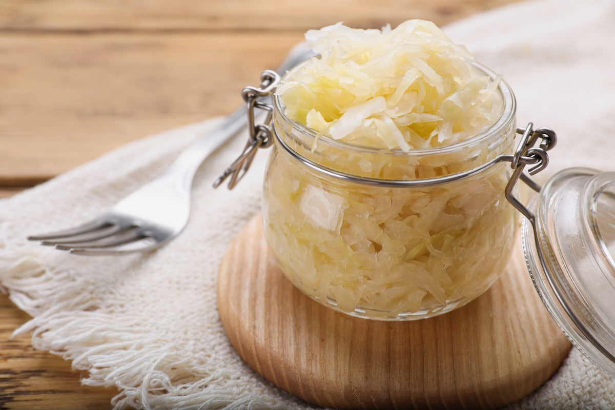 Ein Glas mit Sauerkraut
